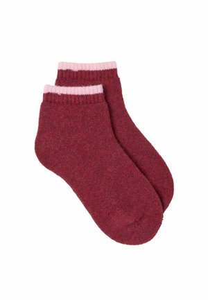 Paar knöchellange Wollsocken in Dunkelrot mit hellrosa gerippten Bündchen, flach auf weißem Hintergrund dargestellt.