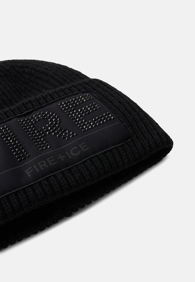 Černá pletená čepice s hladkým, texturovaným pruhem a vyvýšeným nápisem "FIRE+ICE". Odolný materiál, elegantní design a monochromatická barevná paleta.