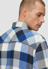 Katoenen geruite shirt met verschillende tinten blauw, grijs en witte vierkanten, met een button-down kraag en een inzetstuk op de rug.