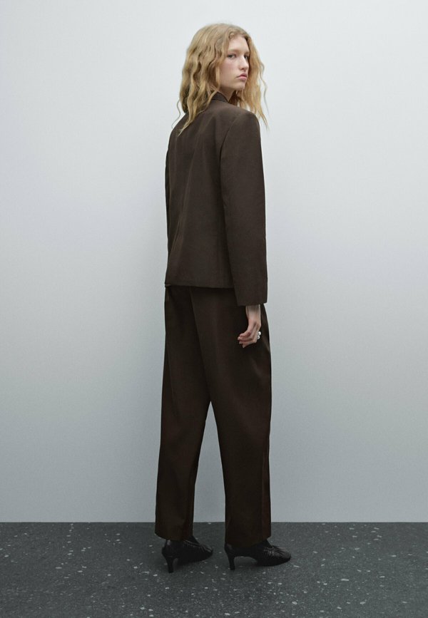 TEXTURED WITH A CLEAN DESIGN  - Trousers4