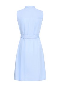 Jasnoniebieska sukienka bez rękawów z kołnierzykiem, paskiem w talii i gładką fakturą tkaniny. Tył ma prosty, elegancki design.