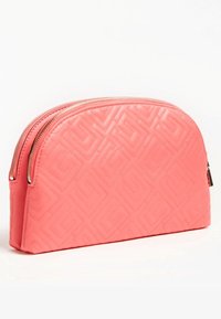 Borsa cosmetica trapuntata di un rosa corallo con motivo geometrico, due scomparti con zip tono oro e forma rettangolare semi-arrotondata.
