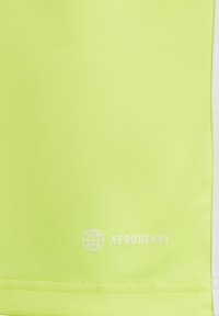 Helder limoen groene stof met een gladde textuur, voorzien van een wit logo "AEROREADY" nabij de onderkant en nette stikdetails.