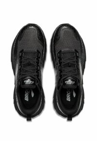 Zapatillas deportivas negras con parte superior de malla, acentos reflectantes y suelas de goma gruesa. Cuenta con acolchado en el collar y diseño de cordones.