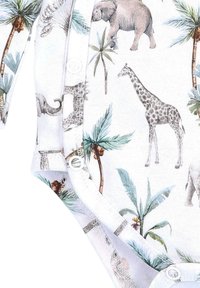 Weißer Stoffoverall mit einem verspielten Muster von Tieren und Palmen. Druckknopfverschlüsse und eine weiche Textur verbessern die Benutzerfreundlichkeit und den Komfort.