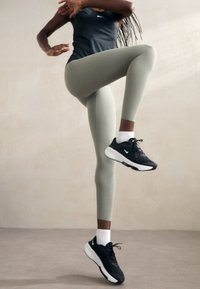 Nike Performance ZENVY HR 7/8 TGHT - Tights - light army