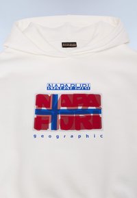 Fehér kapucnis pulóver, amely grafikai dizájnnal rendelkezik, piros, kék és tengerészkék szöveggel, amelyen az "NAPAPIJRI" és a "geographic" felirat olvasható. Puha pamut anyag.