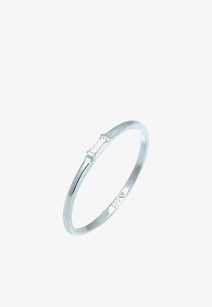 Silberring mit einem glatten, dünnen Band, das im Zentrum mit einem rechteckigen, klaren Stein besetzt ist. Innen mit "925" gestempelt.