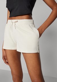 ONLY Play ONPPERFORMANCE SHORTS - Sporta šorti - pumice stone