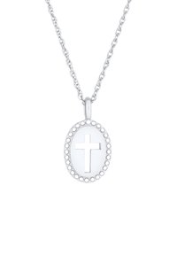 Collana in argento con pendente ovale decorato con un design a croce. Il pendente presenta un bordo testurizzato con piccoli dettagli circolari.