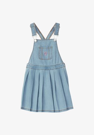 Hellblaues Jeans-Latzkleid mit plissiertem Rock, verstellbaren Schultergurten, aufgesetzter Tasche vorne und kleiner pinker Herzstickerei.