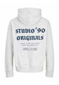 Sudadera con capucha gris que presenta un gran gráfico en azul marino en la parte posterior con el texto "STUDIO '90 ORIGINALS" y detalles de marca adicionales debajo.