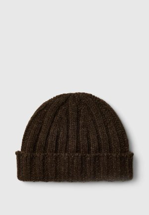 Gorro de punto acanalado de color marrón oscuro, con un amplio borde vuelto, sobre un fondo claro.