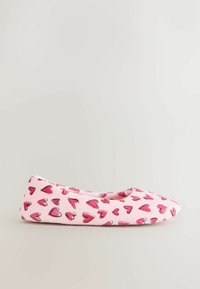 Rožinės spalvos audinio baleto bateliai su raudonais širdies raštais. Lygi tekstūra, smaili nosis ir minkštas, lankstus dizainas, užtikrinantis komfortą. Matomų tvirtinimo elementų nėra.