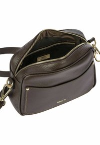 Sac à bandoulière en cuir marron avec une finition texturée, des compartiments à fermeture éclair et des accessoires en métal couleur or ; comprend une poche externe.