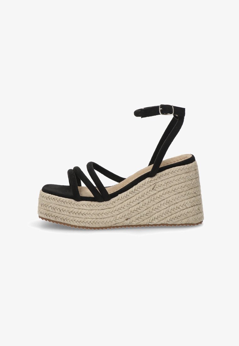 Sandalias de cuña de ante negro con una plataforma de yute trenzado texturizado. Presenta tiras cruzadas delgadas y una correa en el tobillo con hebilla.