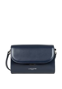 Sac à main en cuir bleu marine avec une fermeture à rabat, des accents en métal argenté et une sangle shoulder amovible. Présente une texture lisse et un logo.