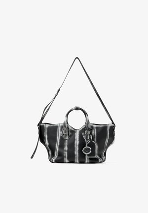 Černá kožená kabelka přes rameno s dvěma krátkými uchy, nastavitelným dlouhým popruhem, detaily s přezkami na přední straně a přívěskem ve tvaru srdce na štítku.