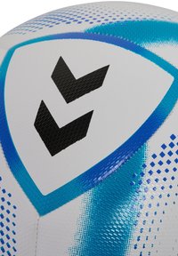 Hvid syntetisk fodbold med en struktureret overflade, der har blå accenter og et sort logo i et trekantet design.