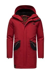 Červená parka s černou fleecovou kapucí, zipovými kapsami a černými akcenty na hrudi a rukávech. Má elegantní, rovný střih.