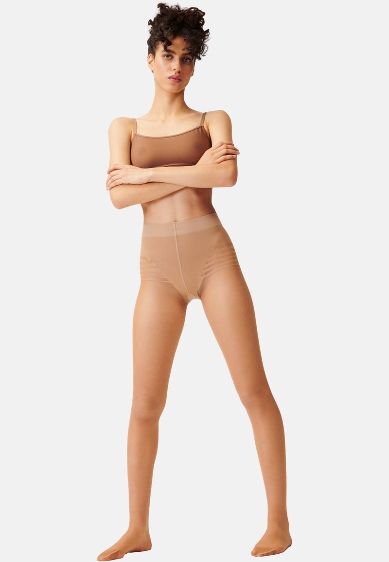 Collant nude con vita alta, texture liscia e una leggera lucentezza. Il design include strisce verticali in vita per un tocco di dettaglio.