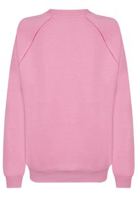 Ljust rosa sweatshirts med raglanärmar, rundad halsringning och ribbade manschetter och nederkant. Slät textur, inga synliga mönster eller designer.