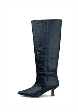 Bota negra hasta la rodilla con puntera puntiaguda, textura de patrón de cocodrilo y tacón corto dorado sobre fondo blanco.