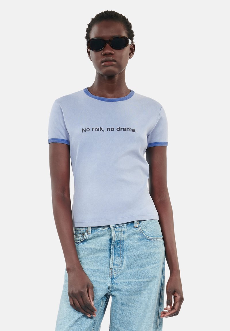 The Kooples SÉRI NO RISK MANCHES COURTES - Camiseta estampada - stone blue