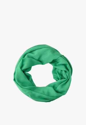 Miękki zielony szalik bez końca ułożony w okrągłą pętlę o lekkiej, gładkiej fakturze na białym tle.
