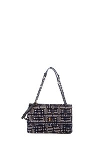 Bolso texturizado con un patrón geométrico en azul marino y blanco, con una delgada cadena como strap y una solapa frontal con un cierre metálico.