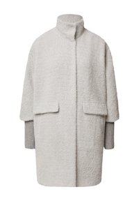 Cappotto grigio oversize con un colletto alto, in materiale di lana testurizzata, due tasche frontali e maniche a coste in stile maglione.