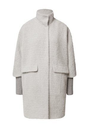 Szary, oversize płaszcz z wysokim kołnierzem, wykonany z teksturowanej wełny, z dwiema przednimi kieszeniami i rękawami w stylu swetra z prążkowanym wykończeniem.