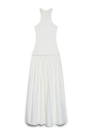 Weißes ärmelloses Kleid mit eng anliegendem Tanktop-Oberteil und gerafftem, fließendem Rock, der bis zum Boden reicht.