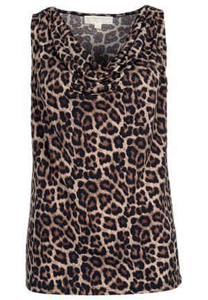 Haut sans manches à col bénitier imprimé léopard, présentant un mélange de taches beige et brun foncé sur un fond camel, tissu doux avec un design drapé.