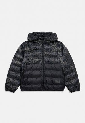 Doudoune noire à capuche avec motif logo EA7 Emporio Armani sur les manches et le haut du corps, fermeture éclair frontale et poches latérales zippées.