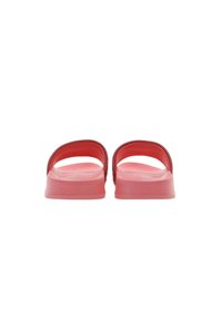 Czerwone klapki z teksturowaną gumową podeszwą i otwartym noskiem. Posiadają podwójny pasek ułatwiający zakładanie. Gładka struktura wnętrza.