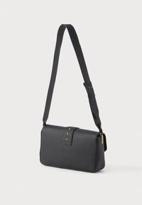 Borsa a tracolla in pelle nera con finitura testurizzata, dotata di dettagli in metallo dorato, tracolla regolabile e chiusura a pattina.