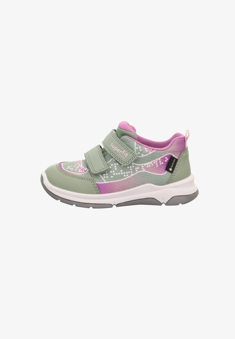 Grüner und rosa Sport-Schuh mit einer strukturierten Mesh-Oberfläche, Klettverschlussriemen und einer weißen Sohle mit einem gemusterten Design.