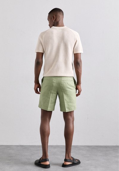 J.LINDEBERG BARON - Shorts - oil green