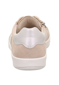 Beige Wildlederschuh mit einem weißen Lederakzent an der Ferse. Verfügt über eine runde Form, eine strukturierte Oberseite und kontrastierende Nähte.