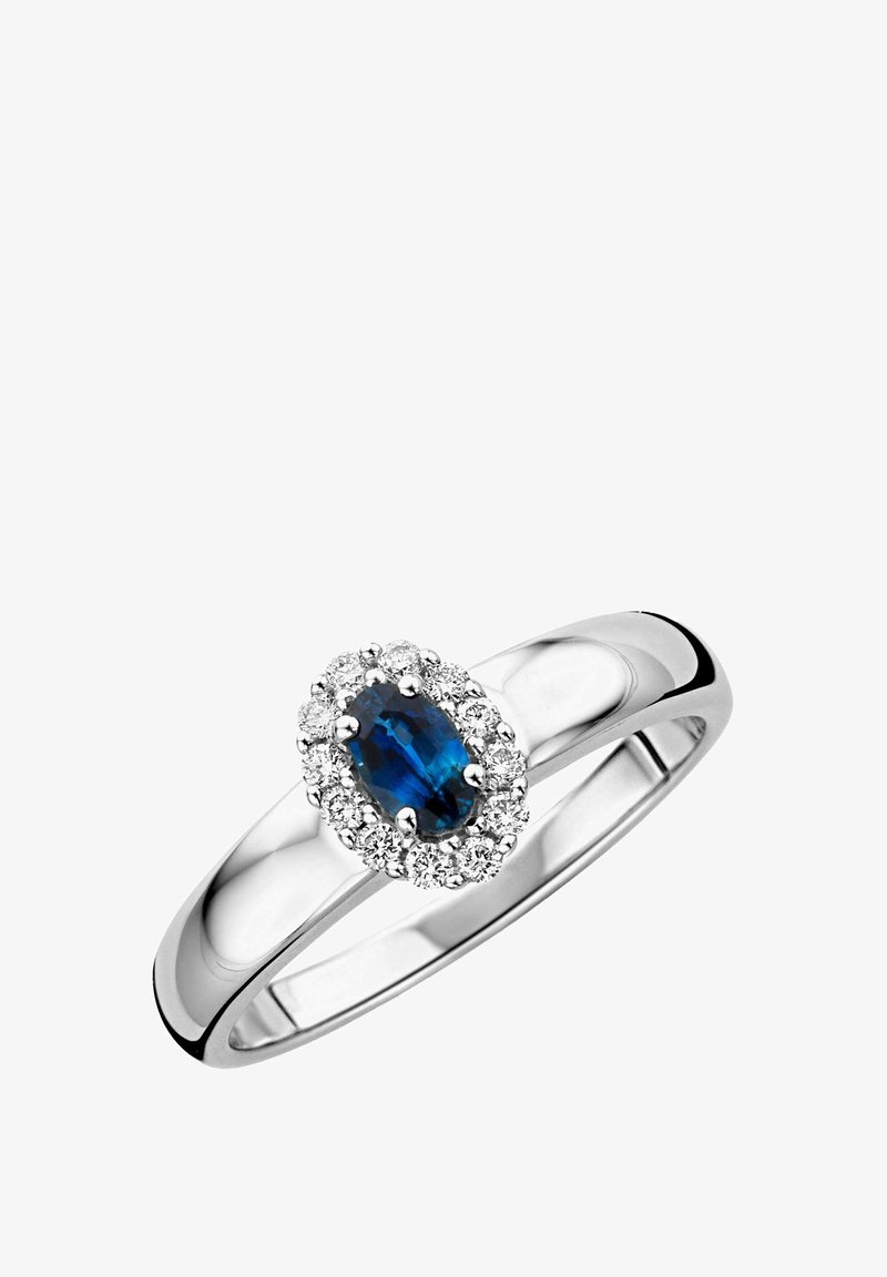 Srebrni prsten sa ovalnim plavim draguljem okruženim malim prozirnim kamenčićima, s poliranim remenom i glatkom završnom obradom.