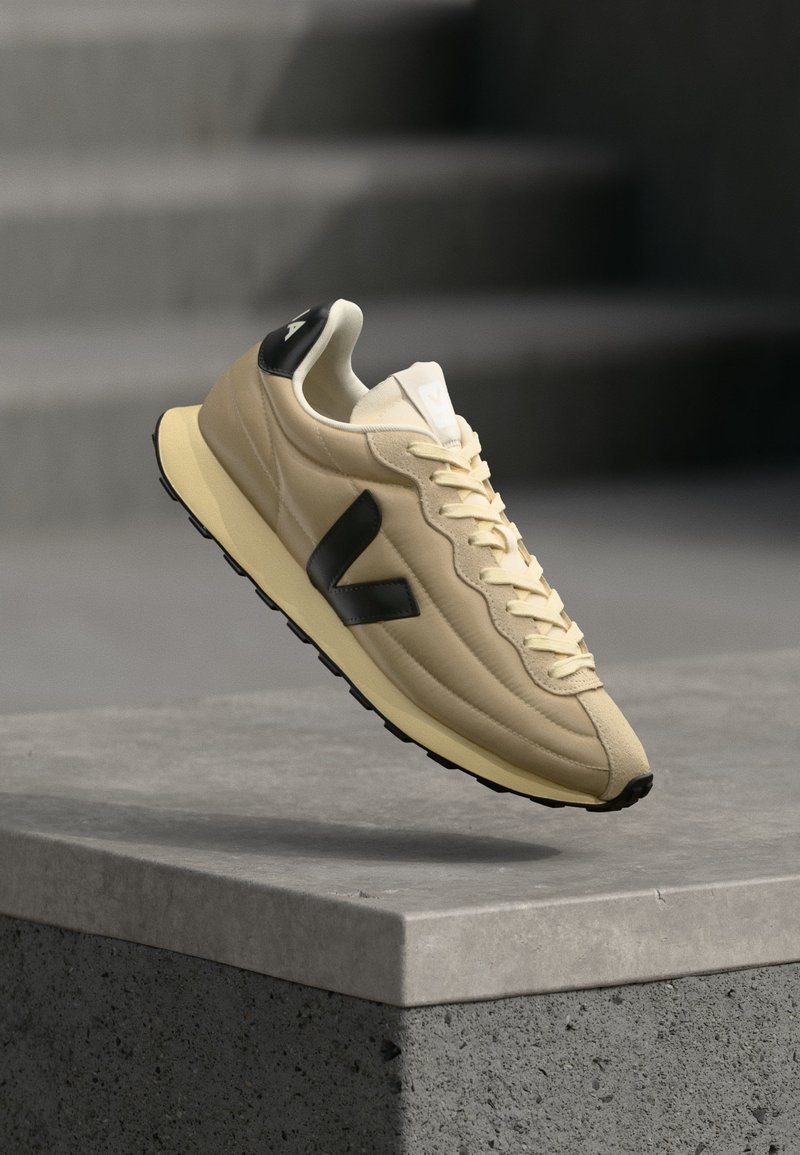 Veja BELEM almond black/taupe