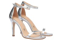 Sandalias de tacón alto metálicas plateadas con una delgada tira en el tobillo, diseño de punta abierta y textura de cuero suave. Punta cuadrada y tacón delgado.