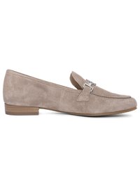 Beige suede platte loafer met een lage houten hak en een zilveren metalen gesp aan de bovenkant.