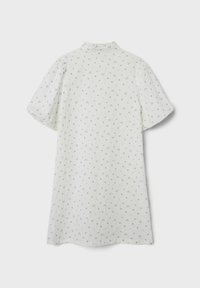 Vit klänning med korta puffärmar, hög krage och blommönster i blått. Lätt texturerad tyg, något lös passform.