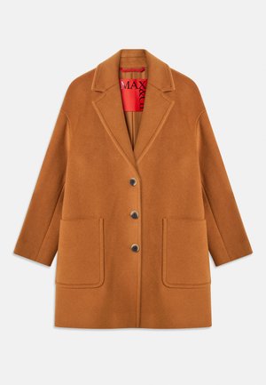 Cappotto marrone in misto lana con rever a punta, tre bottoni, due tasche frontali e foderato in rosso. Tessuto morbido con una vestibilità su misura.