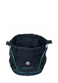 Zaino in tessuto blu navy con apertura a coulisse, caratterizzato da una linea di accento verde, tasche laterali in rete e logo "Real Madrid" sul davanti.