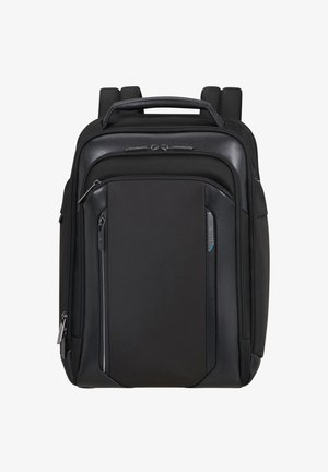 Zaino nero rettangolare con multiple tasche con cerniera, spallacci imbottiti e una maniglia superiore, mostrato dalla vista frontale.