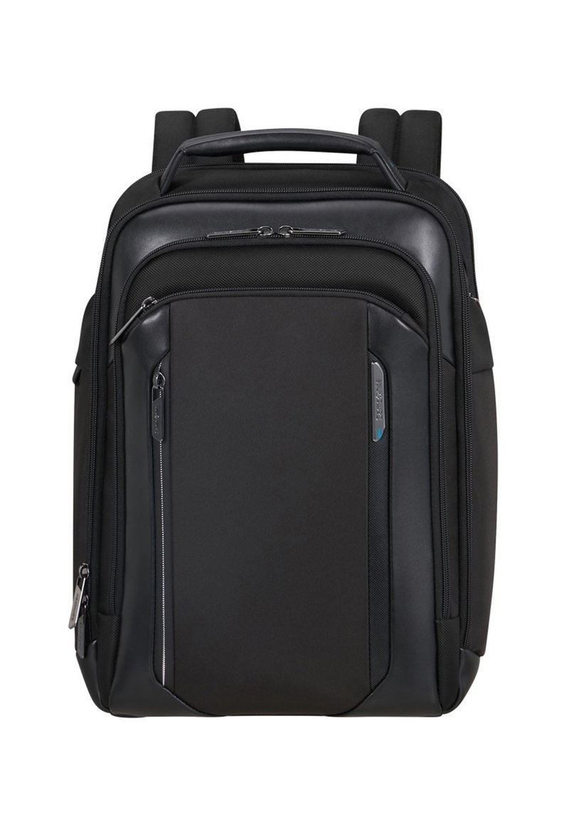 Zaino nero rettangolare con multiple tasche con cerniera, spallacci imbottiti e una maniglia superiore, mostrato dalla vista frontale.