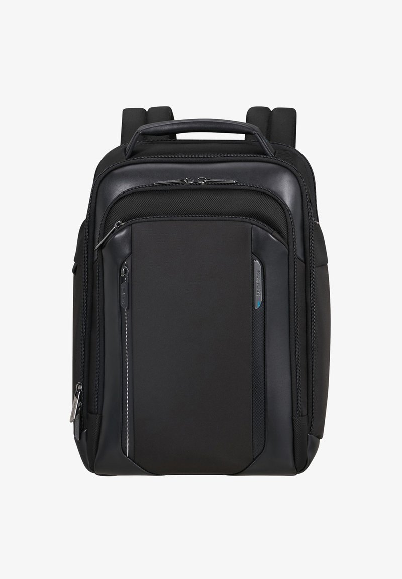Zaino nero rettangolare con multiple tasche con cerniera, spallacci imbottiti e una maniglia superiore, mostrato dalla vista frontale.